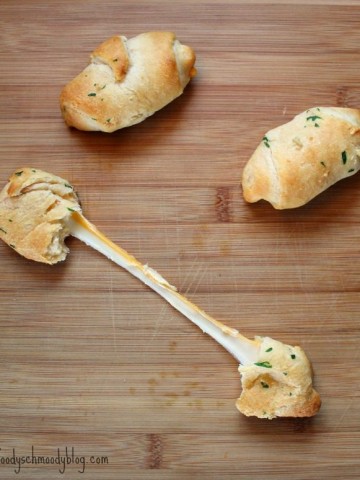 garlicky cheese stuffed crescent rolls