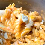 creamy buffalo mac on spoon