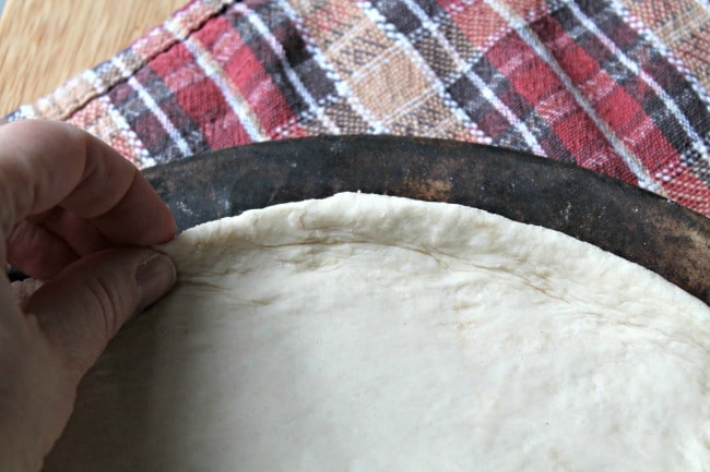 creating pizza crust with fingers